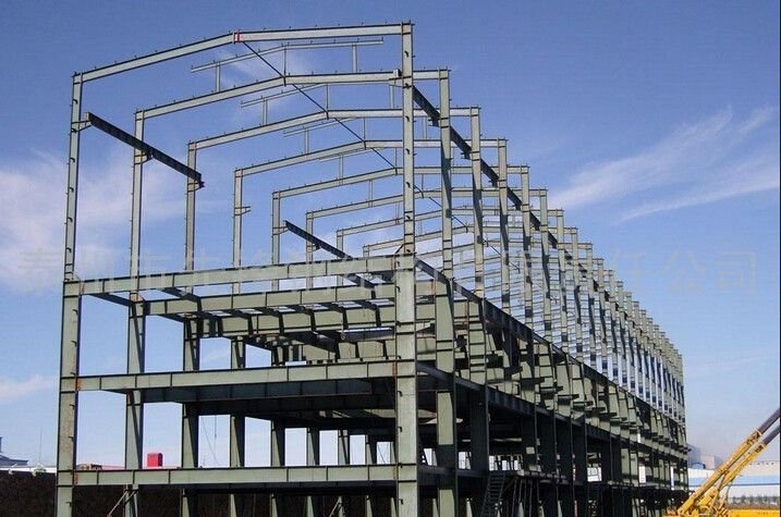 Konstruksi baja WF bentang 30 meter adalah solusi ideal untuk bangunan bebas kolom dengan kebutuhan ruang luas.